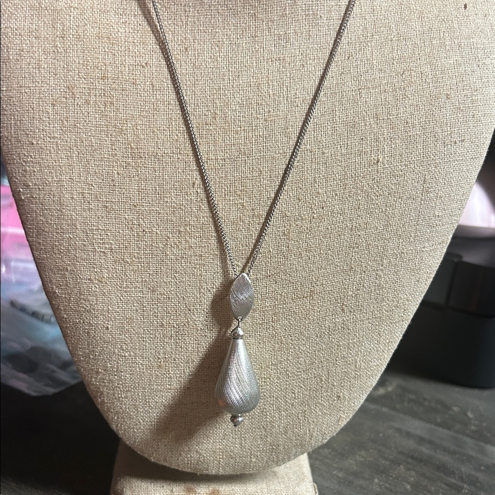 Sarah Coventry "Satin Glow" silver-tone tear drop pendant necklace‎